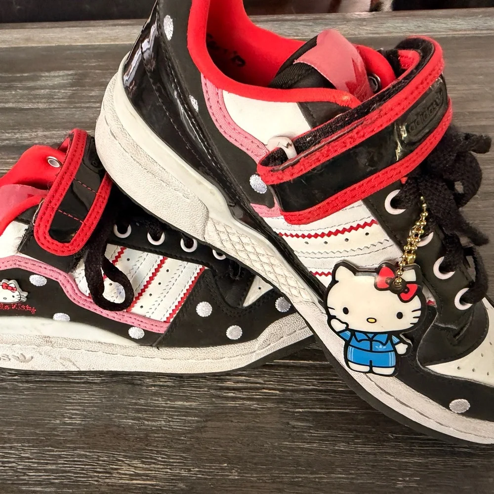 HELLO KITTY ADIDAS Black and White WITH PINK TRIM GIRLS SZ5 (sm women’s )